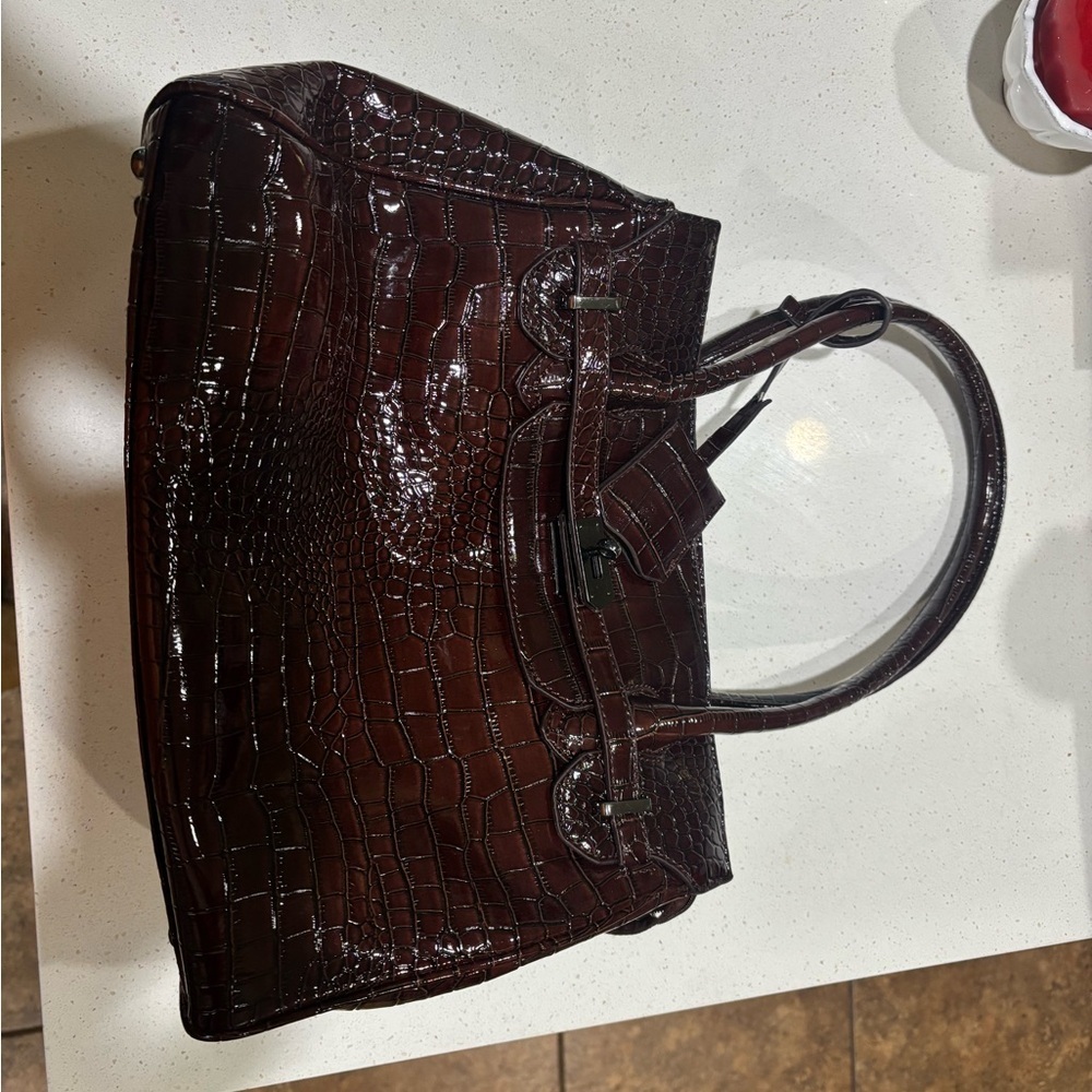 Elegant Brown Crocodile-Embossed Women's Bag - Picture 2 of 6